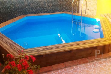 Mini piscina fuori terra esagonale in legno da 4,34 m, perfetta per piccoli spazi esterni. Il bordo in pino massello trattato e la scala interna creano un angolo di stile e relax.