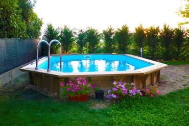 Piscina in legno seminterrata ottagonale JARDIN 727: stile, robustezza e relax per il giardino di casa. Ideale per chi desidera una soluzione estetica e funzionale per l'estate.