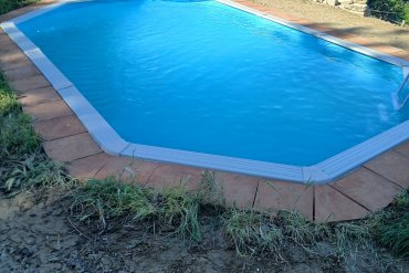 Piscina in acciaio White Pool 610, ideale per il tuo giardino. Struttura resistente, liner blu e bordo elegante in mattonelle: una soluzione duratura, facile da installare e perfetta per valorizzare ogni spazio esterno. Scegli una piscina prefabbricata robusta, sicura e dal design moderno!