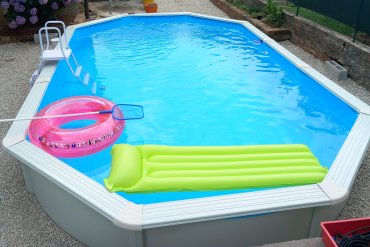 Piscina in acciaio fuori terra Acquamarina con struttura in acciaio zincato e liner blu, facile da montare e perfetta per ogni giardino. Design moderno e massima resistenza per il relax di tutta la famiglia.