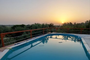 Piscina in acciaio fuori terra White Pool 910x460x130 cm: design moderno, struttura robusta e ampio spazio per il relax. Perfetta per giardini immersi nel verde, facile da installare e ideale per godersi la natura e il panorama in tutta comodità.