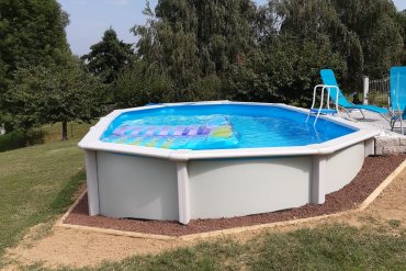 Piscina in acciaio fuori terra White Pool 610x360x130 cm: struttura robusta, liner blu e montaggio facile su prato. Ideale per il giardino, resistente e perfetta per il relax di tutta la famiglia.
