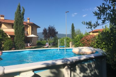Piscina in acciaio fuori terra White Pool 730x360x130 cm: robusta, facile da installare e perfetta per il giardino di casa. Massima resistenza e relax assicurato per tutta la famiglia.