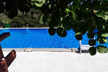 Piscina fuori terra in acciaio White Pool 910x460 cm: ampia, resistente e perfetta per godersi il panorama. Installazione su terrazza panoramica, ideale per relax e divertimento all'aperto in ogni stagione.