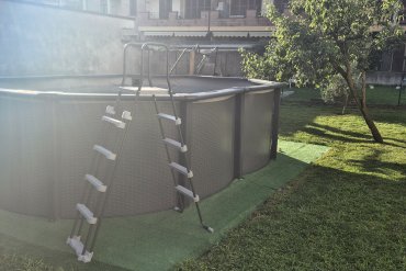Trasforma il tuo giardino con la piscina fuori terra in acciaio GREY POOL 490x300x120 cm effetto rattan, perfetta per chi desidera design moderno, resistenza e praticità. Facile da installare, ideale per famiglie e relax all'aperto. Scopri la qualità GREY POOL!