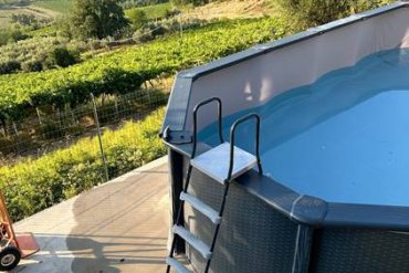 Scopri la piscina in acciaio fuori terra GREY POOL 730x375x132 cm, ideale anche per giardini con terreno in pendenza! Ecco un esempio di installazione: dalla preparazione del terreno fino al risultato finale. Perfetta per chi cerca una soluzione resistente, sicura ed elegante per la propria area verde, con vista panoramica sulle colline.