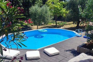 Piscina fuori terra in acciaio WHITE POOL 610x360x130 cm, facile da installare e perfetta per ogni giardino. Le foto mostrano tutte le fasi del montaggio, dalla preparazione del terreno fino al risultato finale, per garantirti una soluzione resistente, elegante e pronta all'uso in poche ore. Ideale per chi cerca relax e divertimento in famiglia.