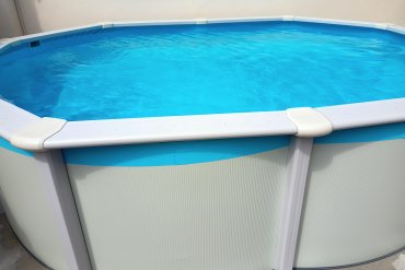 Piscina in acciaio White Pool 490, ideale per spazi esterni piccoli e medi. Struttura resistente, liner azzurro, facile da installare e perfetta per rilassarsi in giardino durante l'estate.