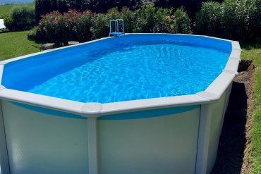 La piscina fuori terra in acciaio White Pool 730x375 cm unisce resistenza, praticità e linee eleganti. Facile da installare, perfetta per rinfrescarsi e godersi momenti di relax e allegria all'aperto.