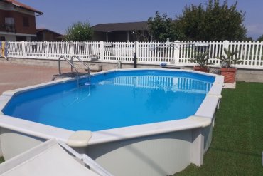 Goditi l'estate con una piscina fuori terra in acciaio resistente e spaziosa. La White Pool 610 offre solidità e un look moderno, facile da installare su qualsiasi superficie esterna. Perfetta per famiglie e momenti di relax.