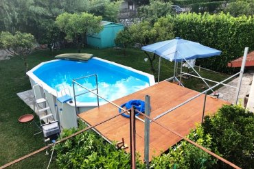 Porta a casa la piscina fuori terra in acciaio White Pool 610x320x130 cm: facile da installare, sicura e resistente, ideale per grandi e piccoli. Un tocco di freschezza per il tuo giardino!