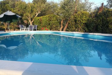 Aggiungi valore al tuo giardino con la piscina fuori terra WHITE POOL 610x360x130 cm. Facile da installare, realizzata in acciaio zincato per la massima durata e dotata di liner blu. Goditi il divertimento estivo con una piscina elegante e funzionale.