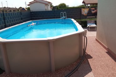 Vivi l'estate in famiglia con la piscina fuori terra White Pool 730x360x130 cm. Progettata per durare nel tempo, offre una struttura solida e una grande capacità d'acqua. Facile da montare, è la soluzione perfetta per il relax e il divertimento all'aperto.