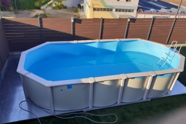 Scopri attraverso le immagini tutte le fasi costruttive della piscina fuori terra White Pool 910x360x130 cm, fino al risultato conclusivo. Pannelli laterali in acciaio zincato, base rinforzata in lamiera e liner resistente: il tutorial visuale che certifica qualità e performance del prodotto finito.