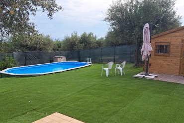 Piscine fuori terra White Pool 730x360x130 cm posizionato su prato artificiale, con scatti notturni che valorizzano l'atmosfera e scene diurne che evidenziano la finitura pulita. Bordo bianco, liner resistente e struttura zincata si fondono armoniosamente all'ambiente esterno per un angolo relax di qualità.