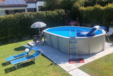 Piscina fuoriterra in acciaio bianco 610x320x130 cm, completa di scaletta e spazio relax.
