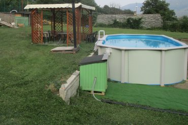 Piscina fuori terra in acciaio White Pool 730x360 cm, ideale per il giardino. Nella foto, la piscina è installata in uno spazio verde con gazebo e zona relax. Soluzione robusta e facile da montare, perfetta per il divertimento all'aperto.