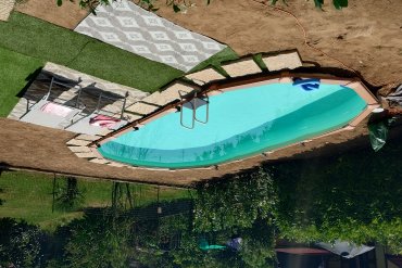 Piscina fuori terra in acciaio Abak Osmose 760 cm, perfetta per valorizzare ogni giardino. Robusta, facile da installare e dal design effetto legno, ideale per tutta la famiglia.