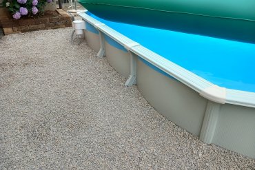 Piscina fuori terra Acquamarina 610x360x120 cm in acciaio, perfetta per il relax all'aperto. Facile da installare e robusta, ideale per famiglie e bambini. Nella foto si vede la piscina montata su ghiaia con acqua cristallina: la soluzione elegante e sicura per il tuo spazio esterno.