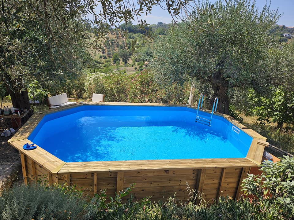Piscine hors-sol en bois au design octogonal, parfaite pour mettre en valeur les espaces verts et les terrasses. Structure robuste en bois traité, facile à installer et idéale pour se détendre en famille pendant l’été.