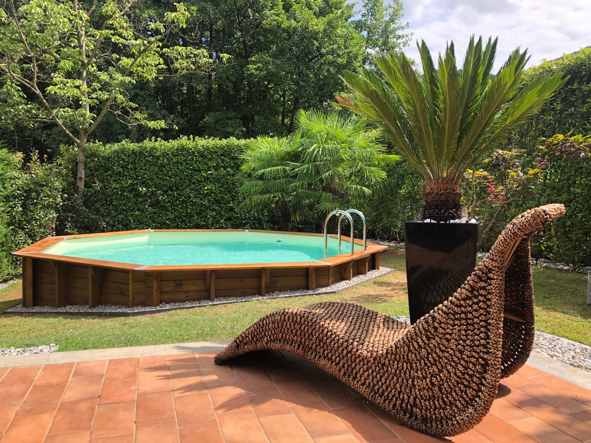 Piscine hors sol octogonale en bois avec échelle en acier inoxydable