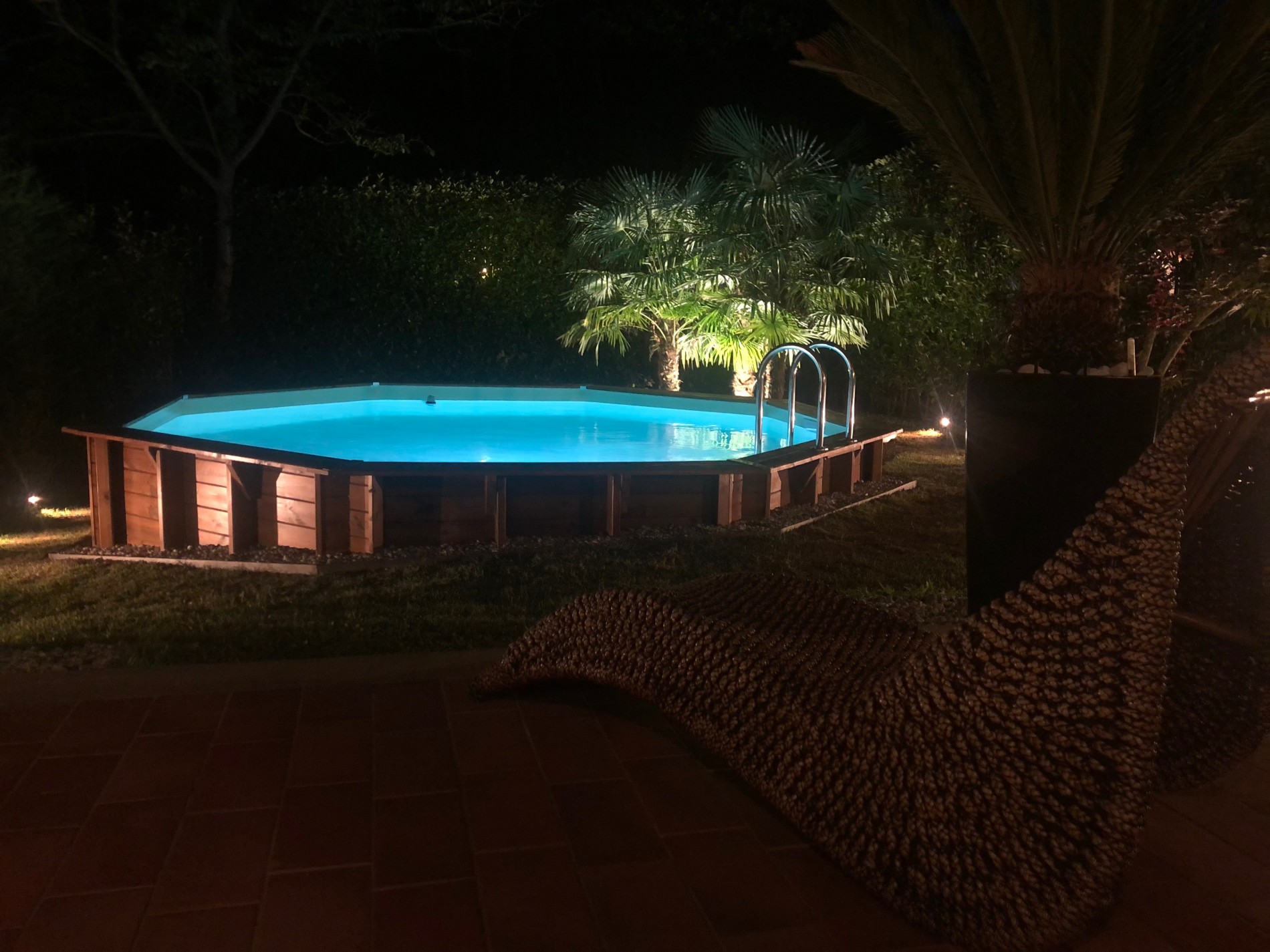 Piscine de jardin en bois avec revêtement intérieur bleu clair