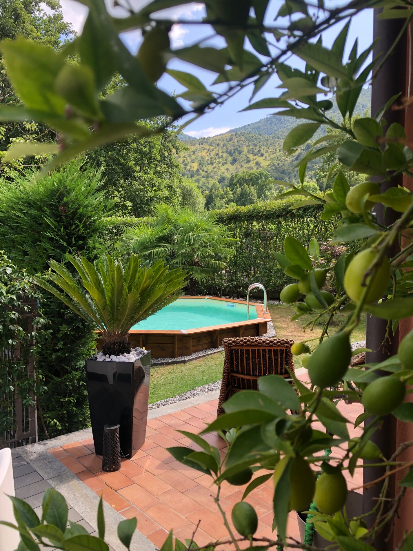 Piscine hors sol en bois avec bord décoratif et gravier