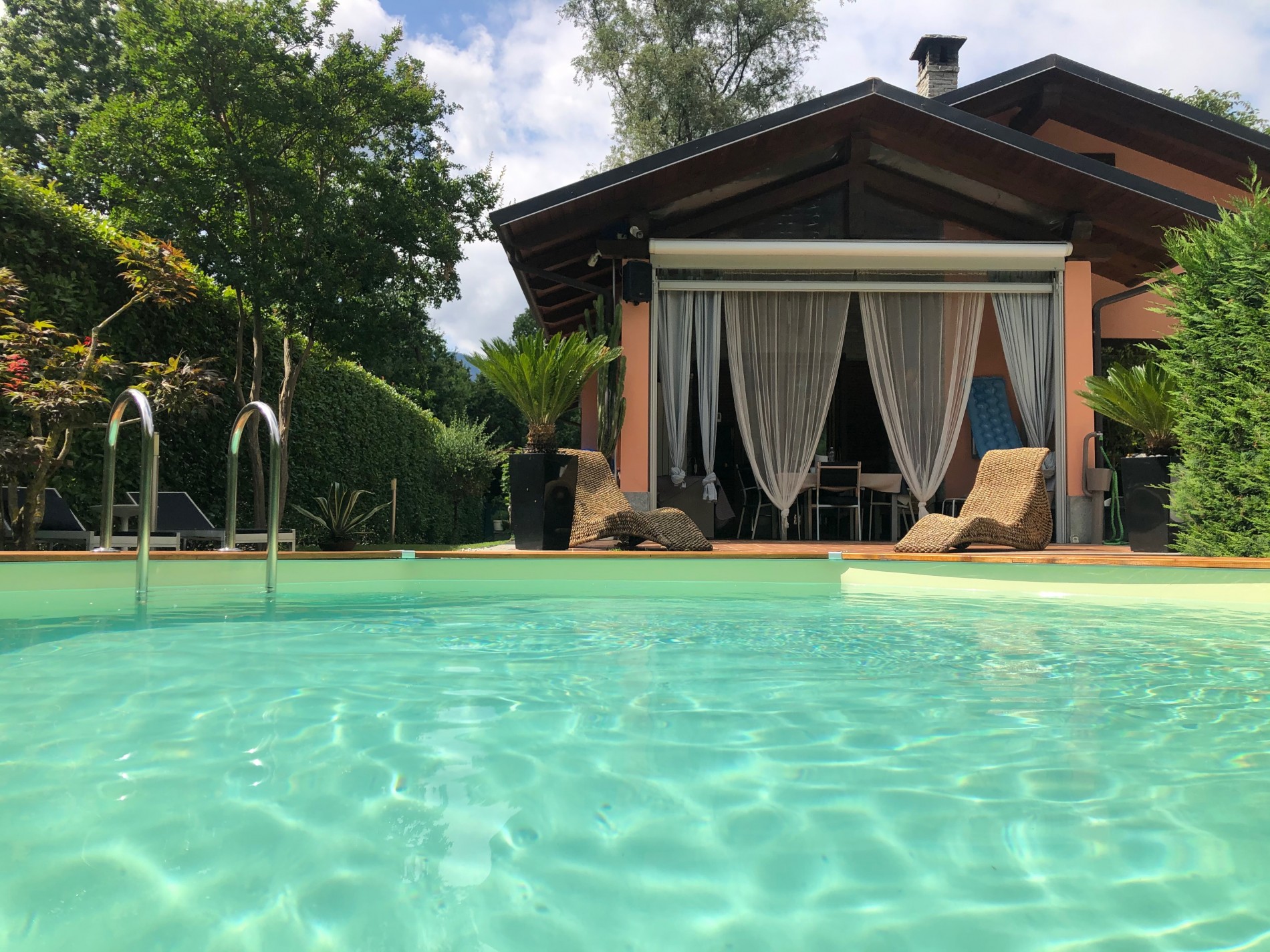 Piscine octogonale en bois idéale pour les espaces extérieurs