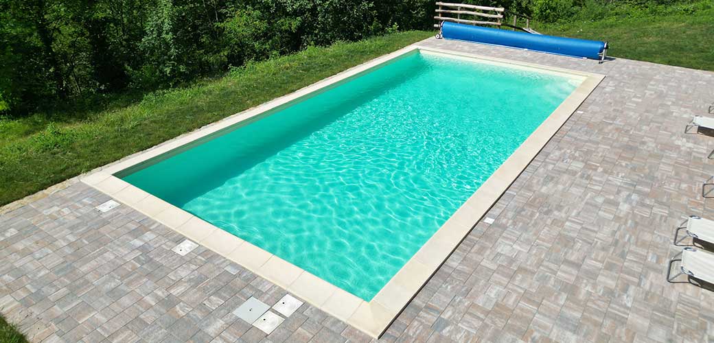 bordi piscina piastrelle