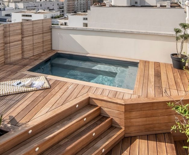 Comment fonctionne la filtration d'une piscine hors sol autoportante en kit panneaux d'acier 5,50x3,05 m : raccordement d'un filtre à sable et d'une pompe de filtration.