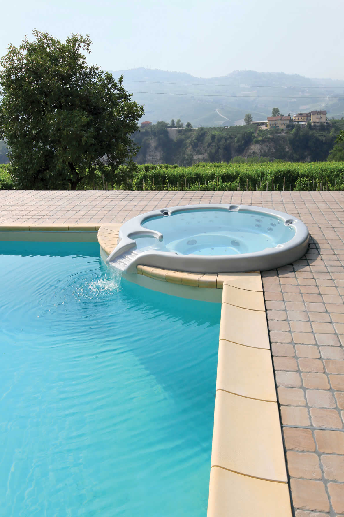 Le SPA REGINA est une jacuzzi encastrée adaptée à chaque modèle de piscine